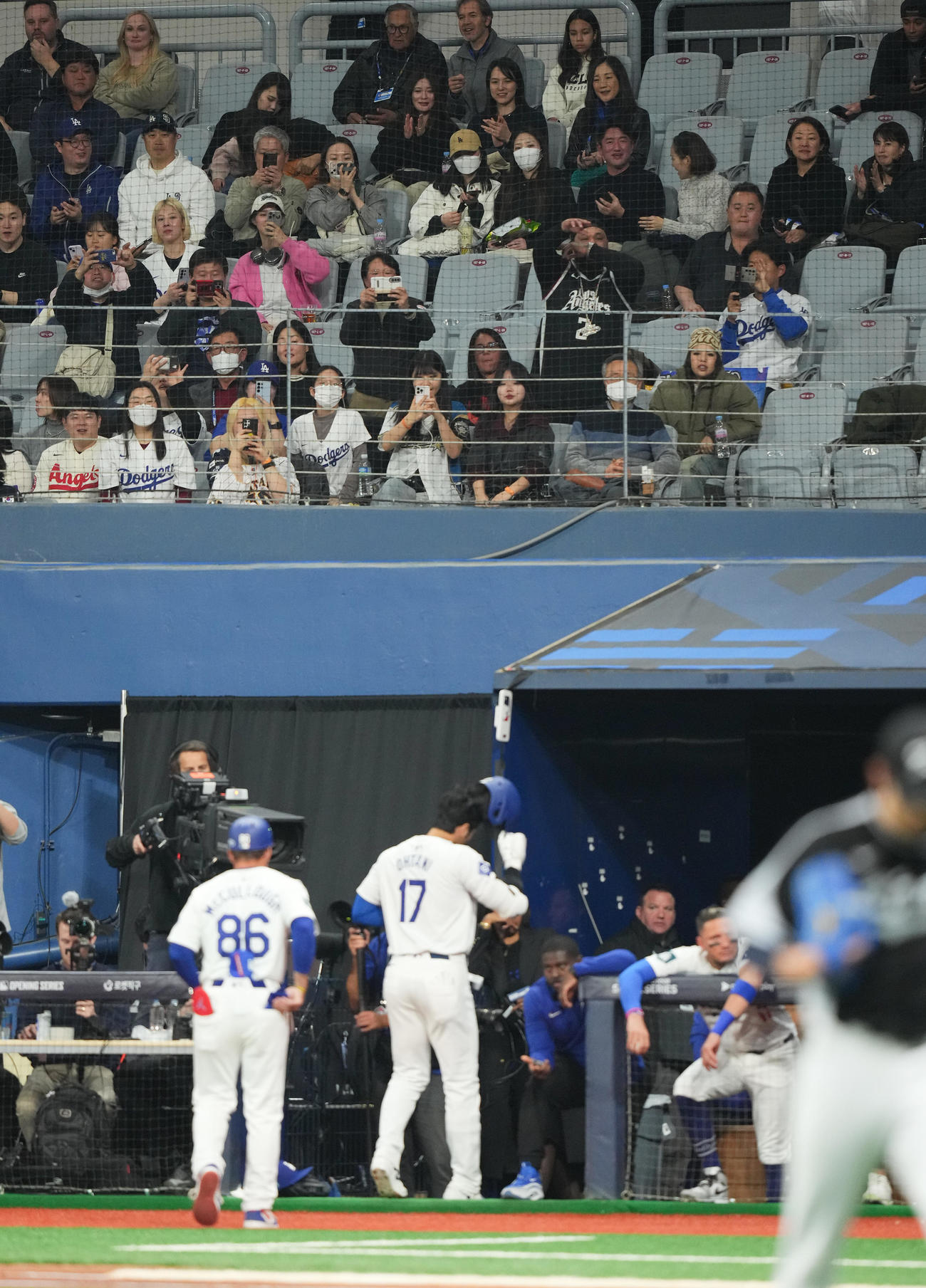 ドジャース対韓国代表　4回裏ドジャース2死一塁、スタンドから見守る真美子夫人の前でニゴロに倒れる大谷（撮影・菅敏）