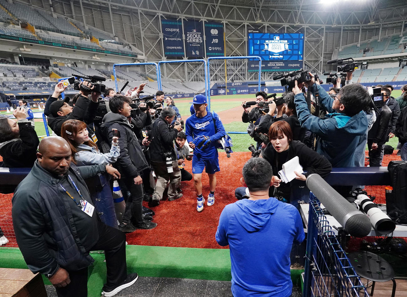調整を終え、笑顔で引き揚げるドジャース山本（撮影・菅敏）