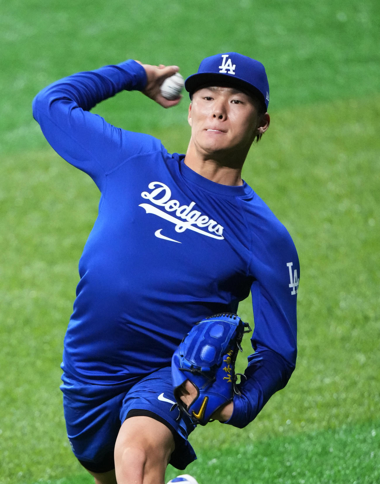キャッチボールで調整するドジャース山本（撮影・菅敏）