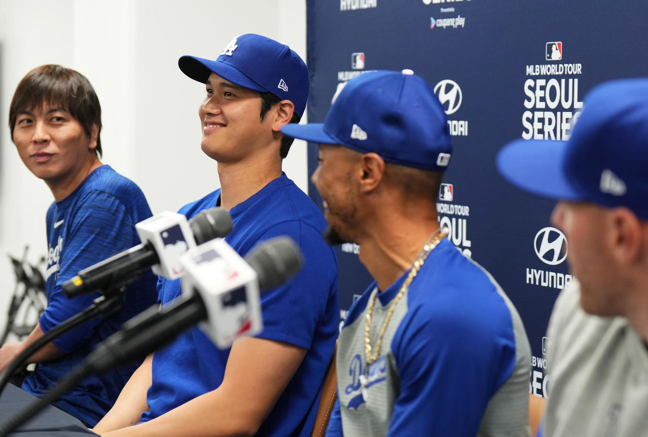 ソウルシリーズが行われる高尺スカイドームで会見し、笑顔を見せるドジャース大谷。左端は水原通訳、右端はフリーマン、右から2人目はベッツ（2024年3月16日撮影）
