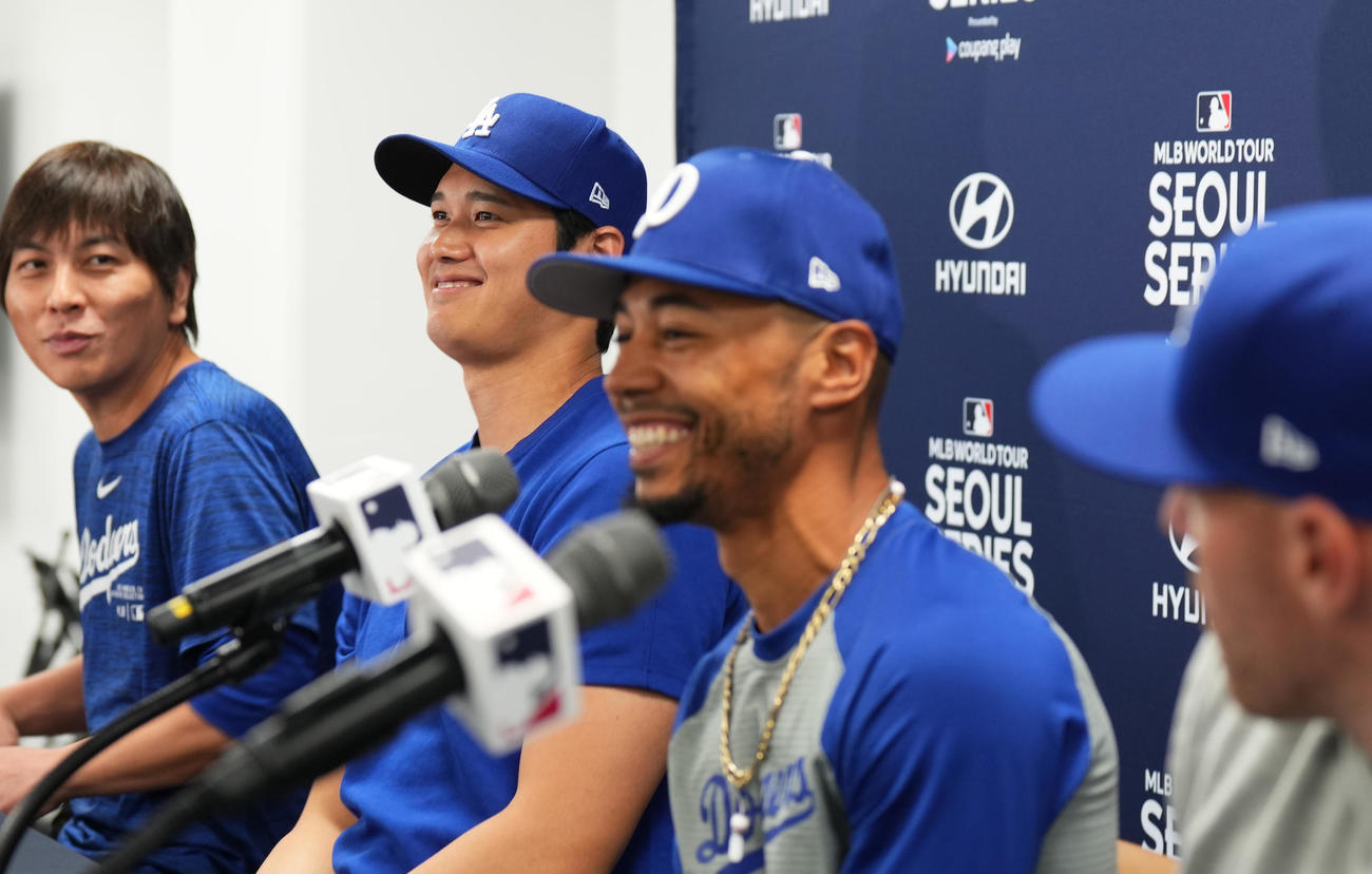 高尺スカイドームで会見し、笑顔を見せるドジャース大谷（左から2人目）。左から水原通訳、1人おいてベッツ、フリーマン（2024年3月16日撮影）