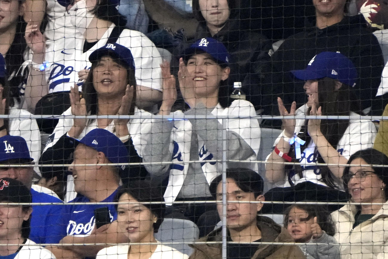 パドレス対ドジャース　笑顔で拍手する大谷翔平の妻真美子さん（AP）