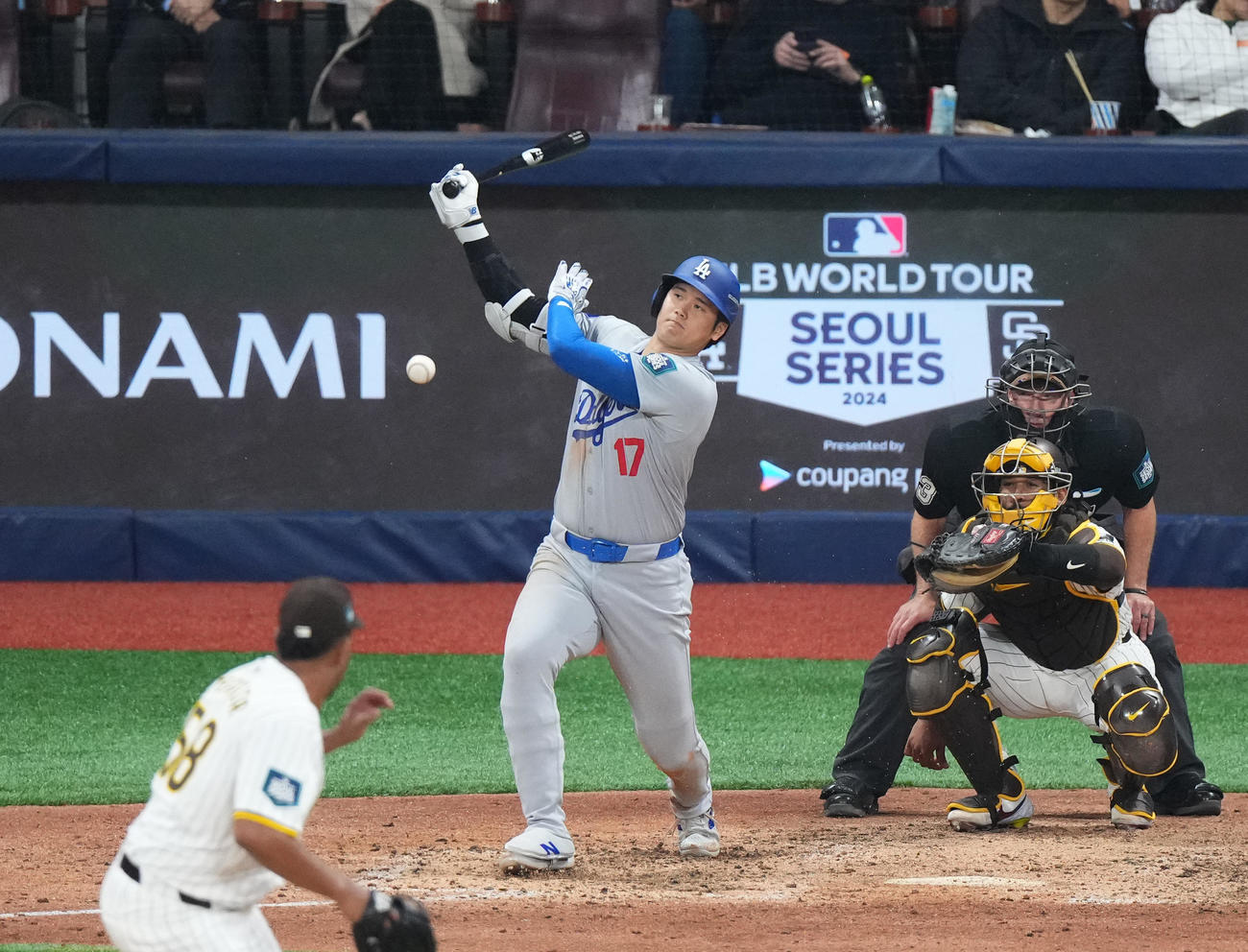 パドレス対ドジャース　7回表ドジャース1死、投ゴロに倒れる大谷。投手ペラルタ（撮影・菅敏）