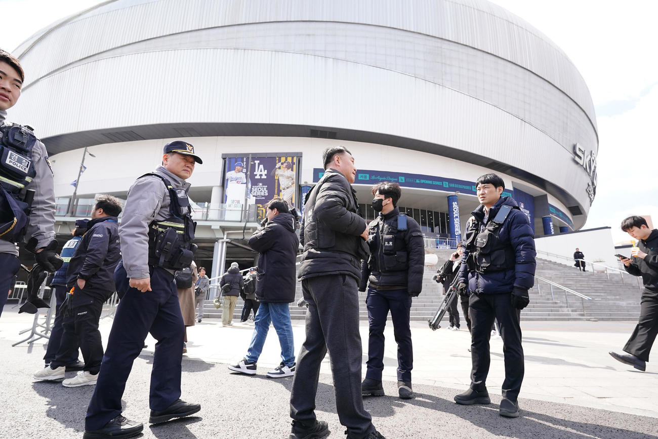 パドレス対ドジャース　試合前、球場周辺を警備する警察官（撮影・菅敏）