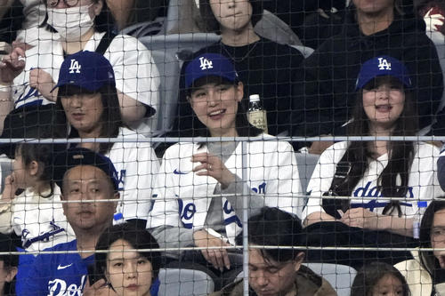 パドレス対ドジャース　夫・大谷翔平の試合を観戦する妻の真美子さん（AP）