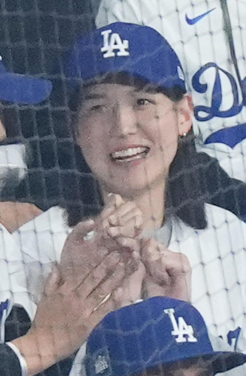 パドレス対ドジャース　8回表ドジャース1死一、二塁、大谷の適時打に手をたたいて喜ぶ真美子夫人（撮影・菅敏）