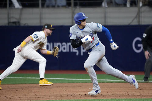 二塁から慌てて一塁へ戻る大谷（AP)