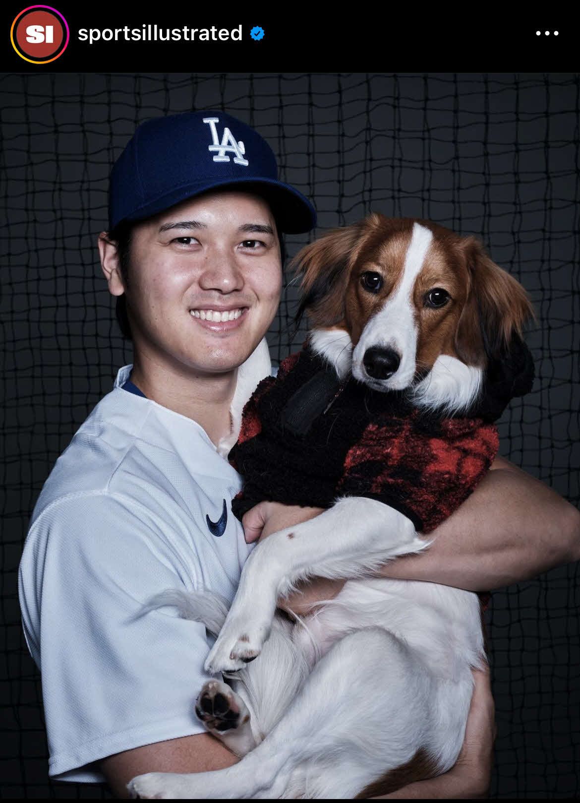 米国の月刊誌Sports Illustratedのインスタグラムで公開された大谷翔平と愛犬デコピンのツーショット（インスタグラムより）