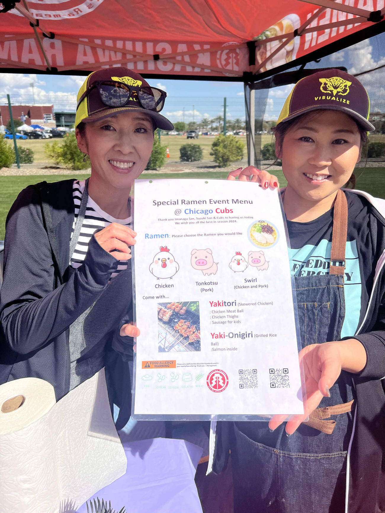 ラーメンのサービスを担当する日本人女性2人がメニューを紹介。