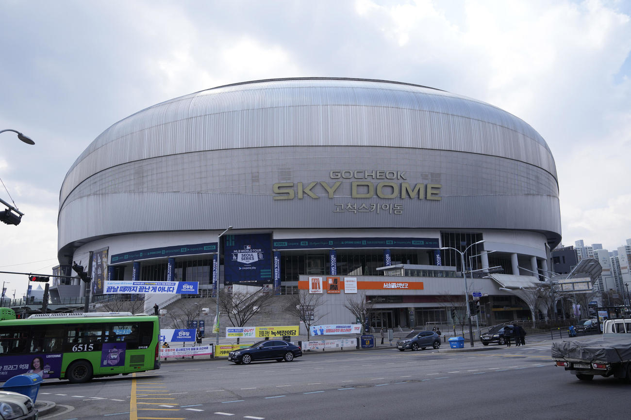 韓国・ソウルで開催されるドジャース対パドレスの試合前に撮影された高尺スカイドーム（AP）