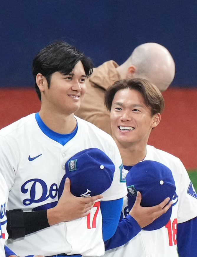 笑顔を見せるドジャース大谷（左）と山本（2024年3月17日撮影）