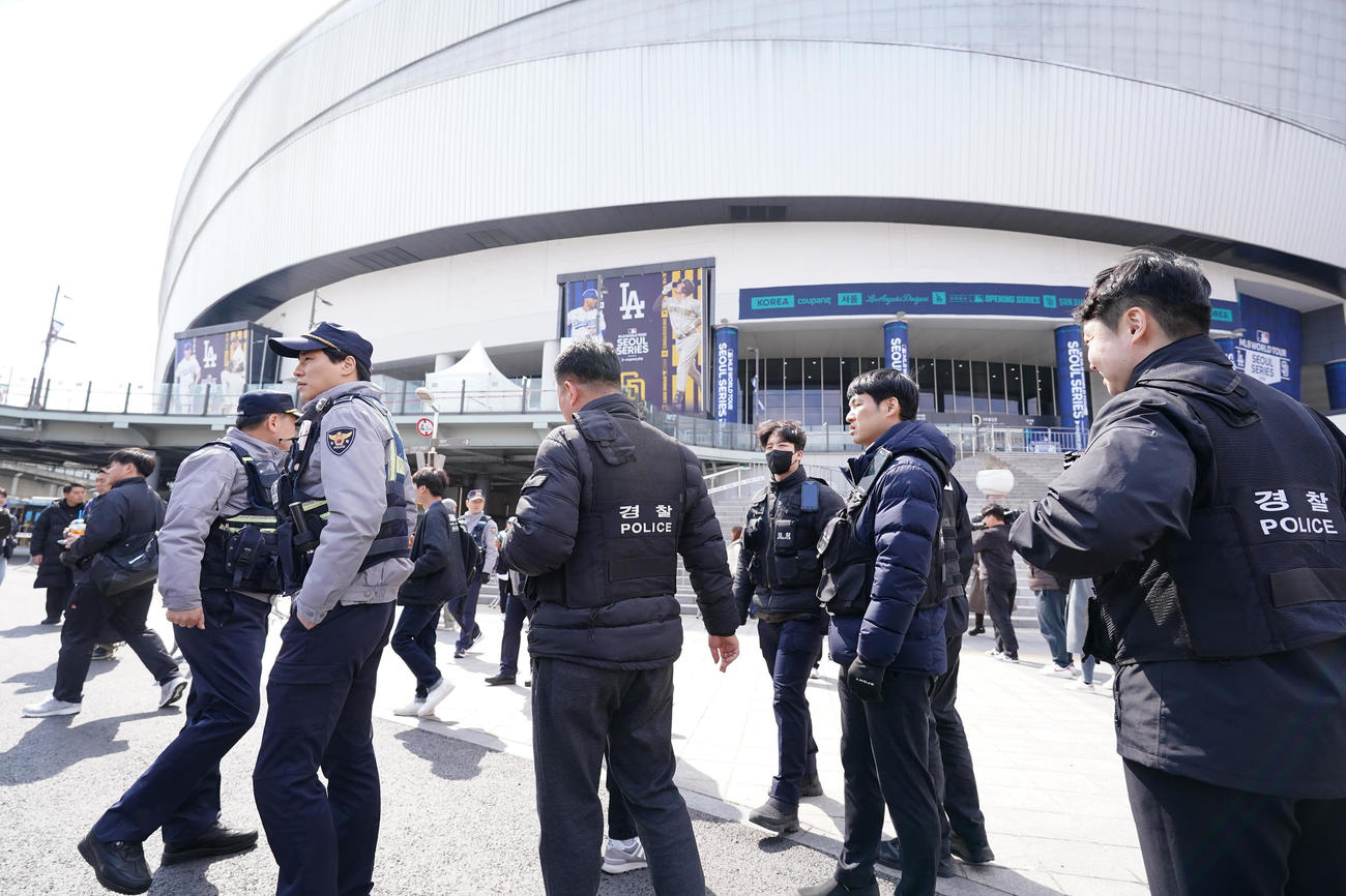 パドレス対ドジャース　試合前、球場周辺を警備する警察官（撮影・菅敏）