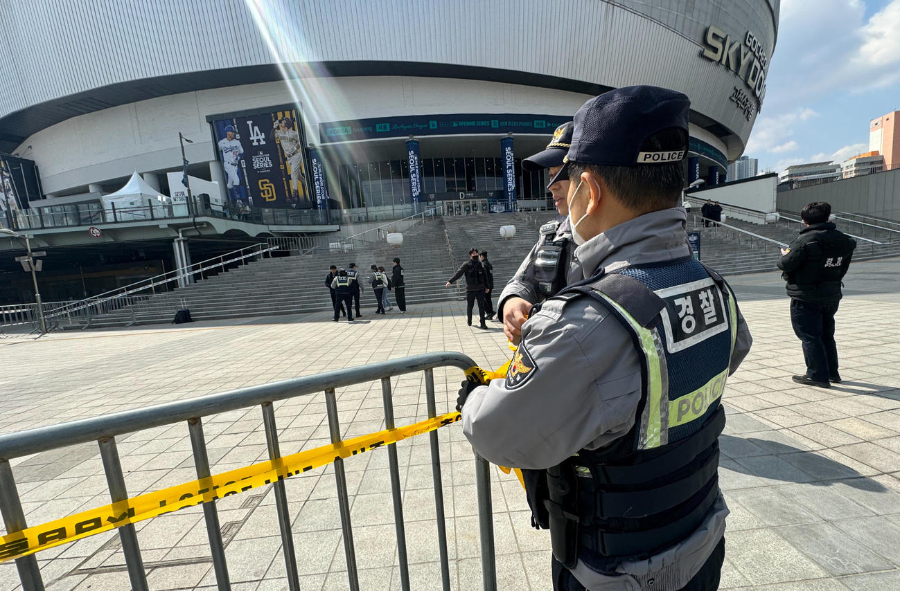 パドレス対ドジャース　開門前に関係者が置いたカバンを不審物だと思われ、厳戒態勢をとる警察官（撮影・菅敏）