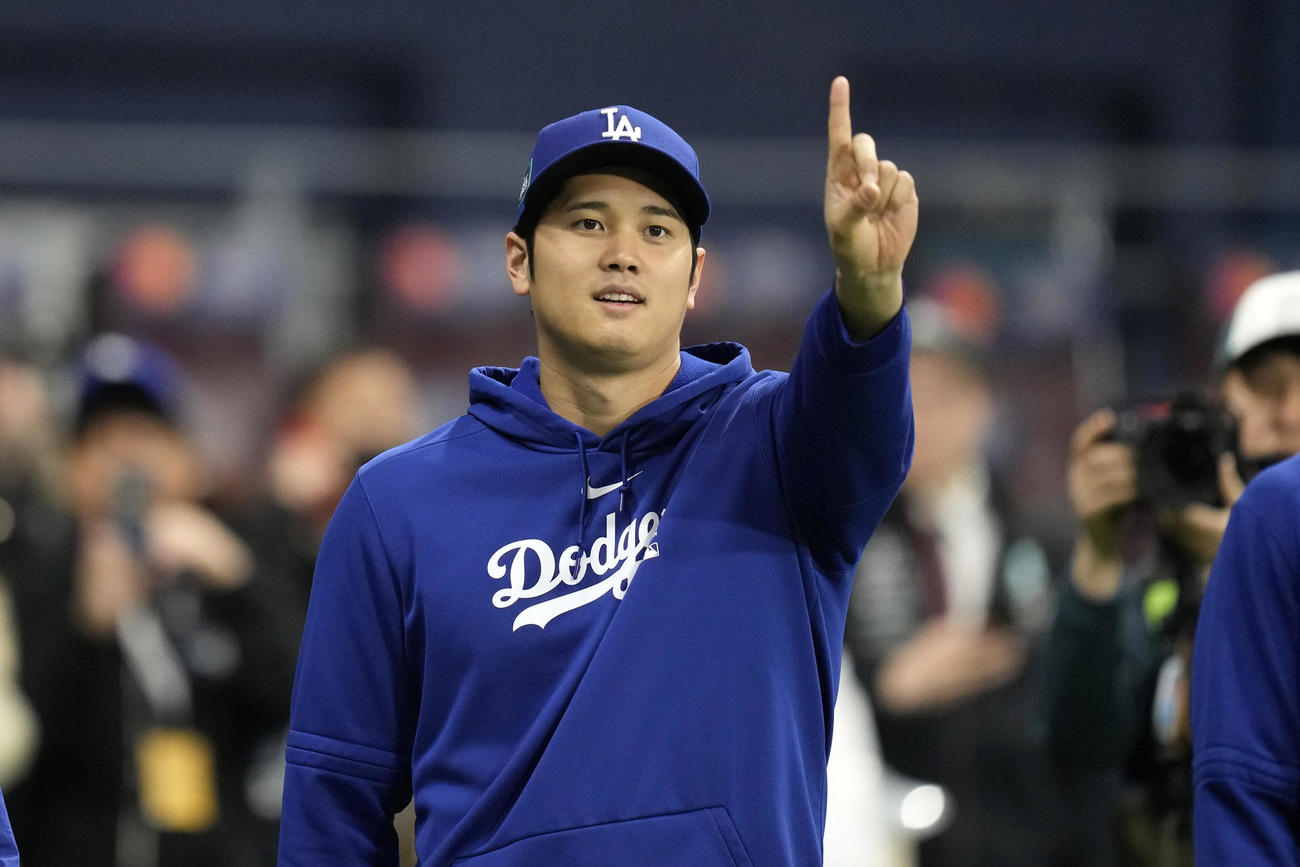人差し指を立てるドジャース大谷（AP）