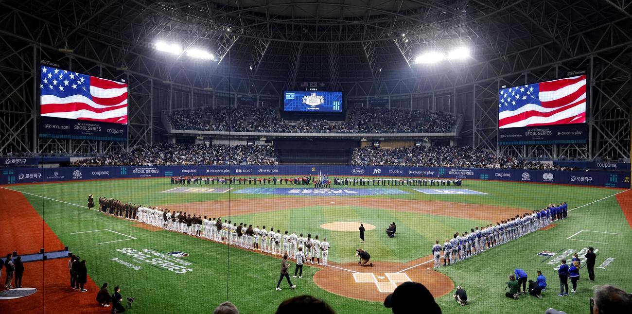 米大リーグ、パドレスとドジャースの開幕戦で、試合前に行われたセレモニー＝20日、ソウル（共同）