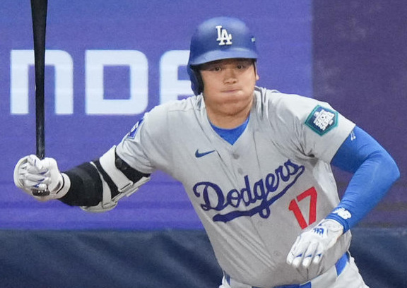 パドレス対ドジャース　1回表ドジャース無死一塁、大谷は遊ゴロを打つ。投手ダルビッシュ（撮影・菅敏）
