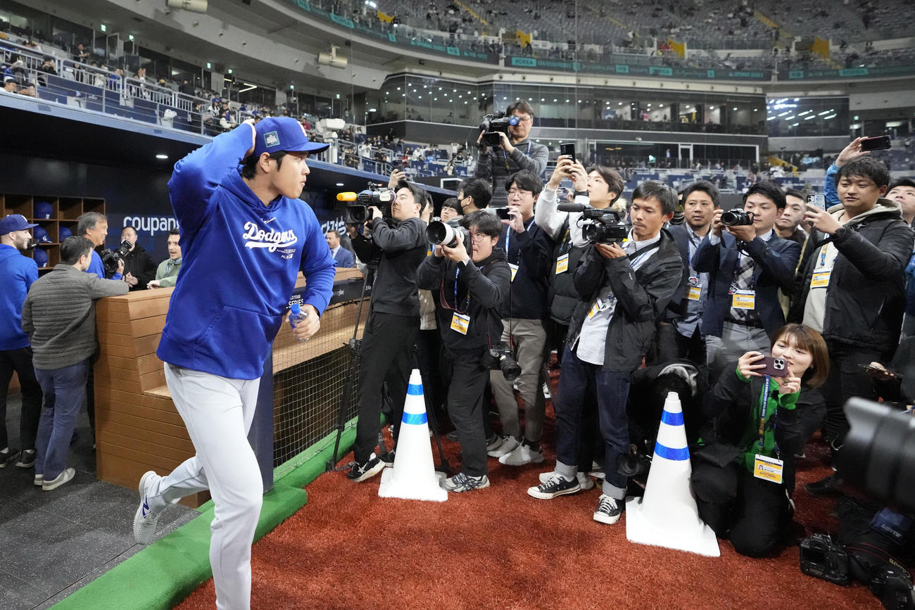 球場に姿を現したドジャース大谷翔平（AP)