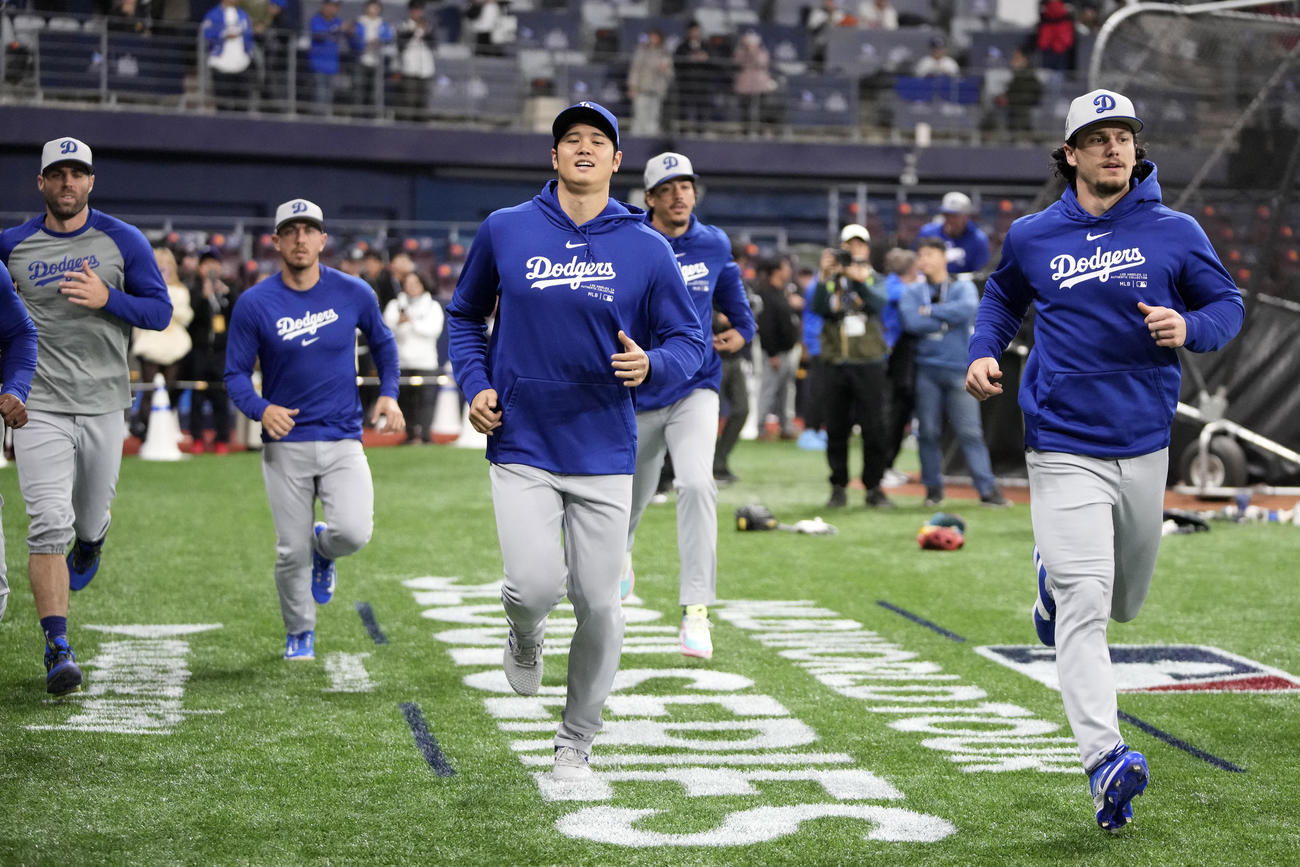 試合前、アップする大谷らドジャースの選手たち（AP)