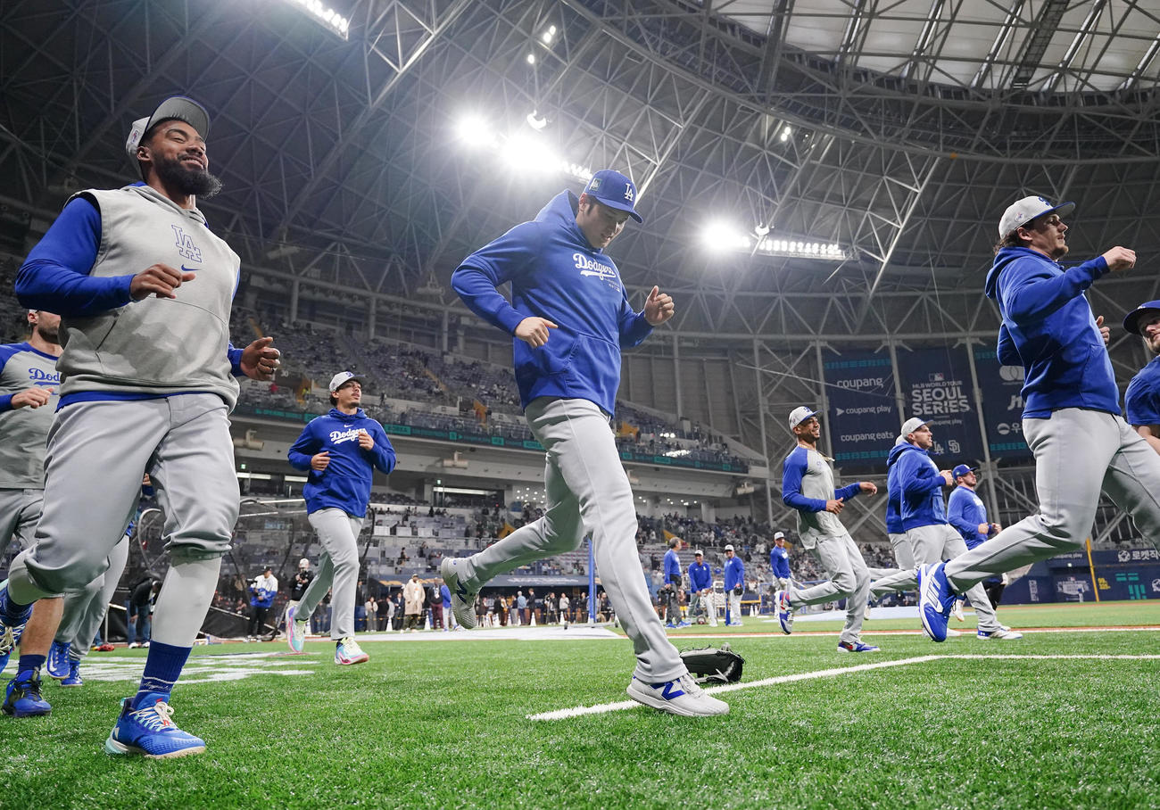 パドレス対ドジャース　試合前、アップをするドジャース大谷（撮影・菅敏）