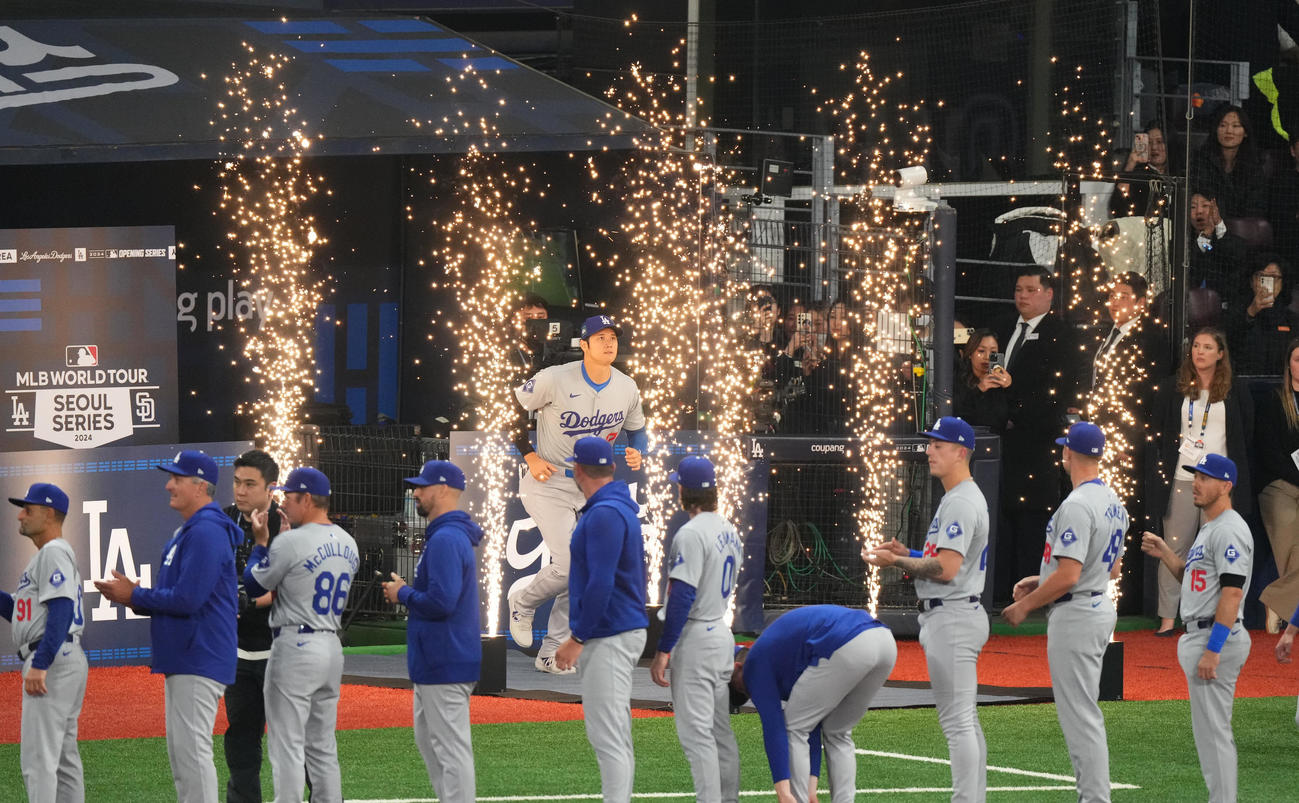 パドレス対ドジャース　試合前のセレモニーでコールされたドジャース大谷は花火の演出の名Kスタでフィールドに登場する（撮影・菅敏）
＝2024年3月20日