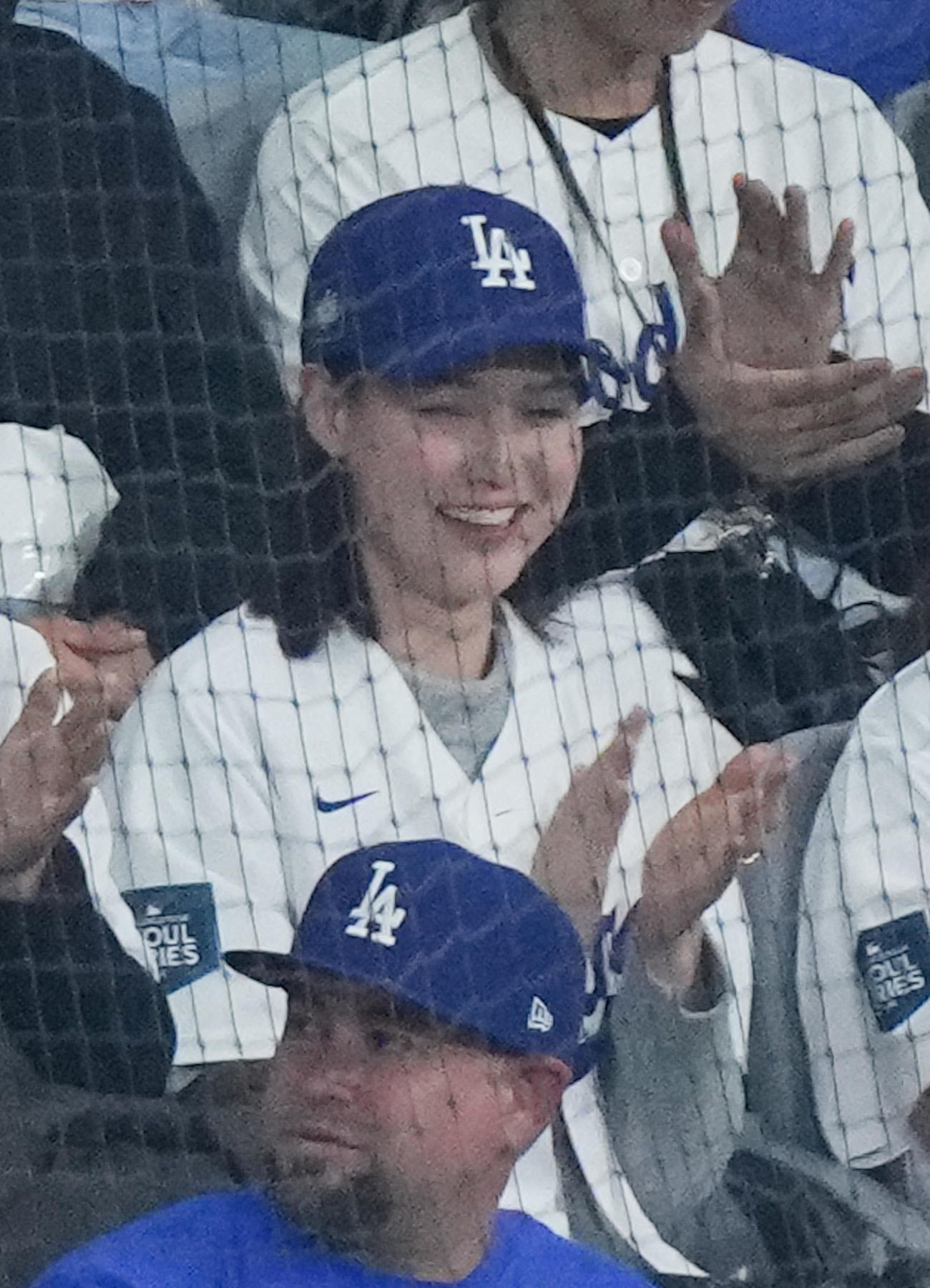 パドレス対ドジャース　3回表ドジャース2死、大谷の右前打を喜ぶ真美子夫人（撮影・菅敏）