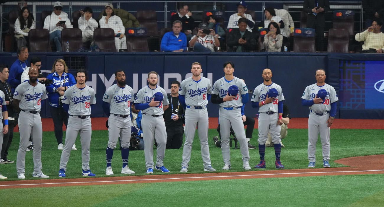 パドレス対ドジャース　試合前のセレモニーでフィールドに整列し米国国歌を斉唱するドジャース大谷（右から3人目)（撮影・菅敏）
＝2024年3月20日