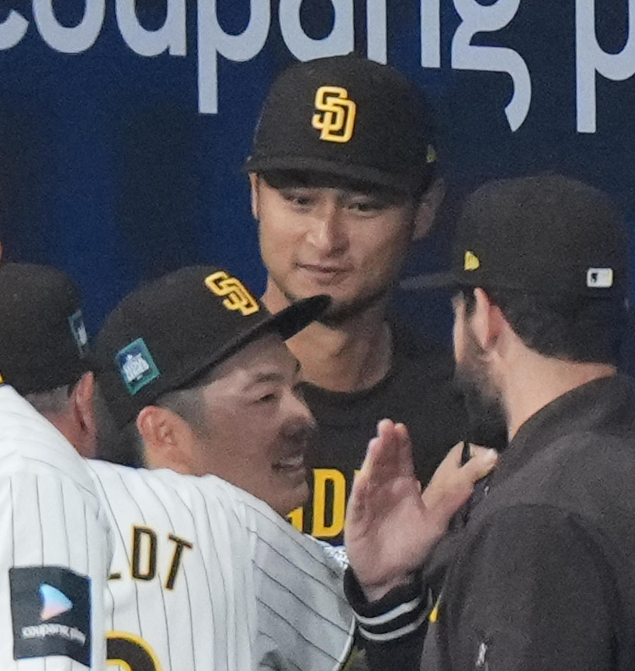 パドレス対ドジャース　6回途中、パドレス4番手で登板し3者凡退に抑えた松井（左）はダルビッシュらチームメートに迎えられる（撮影・菅敏）