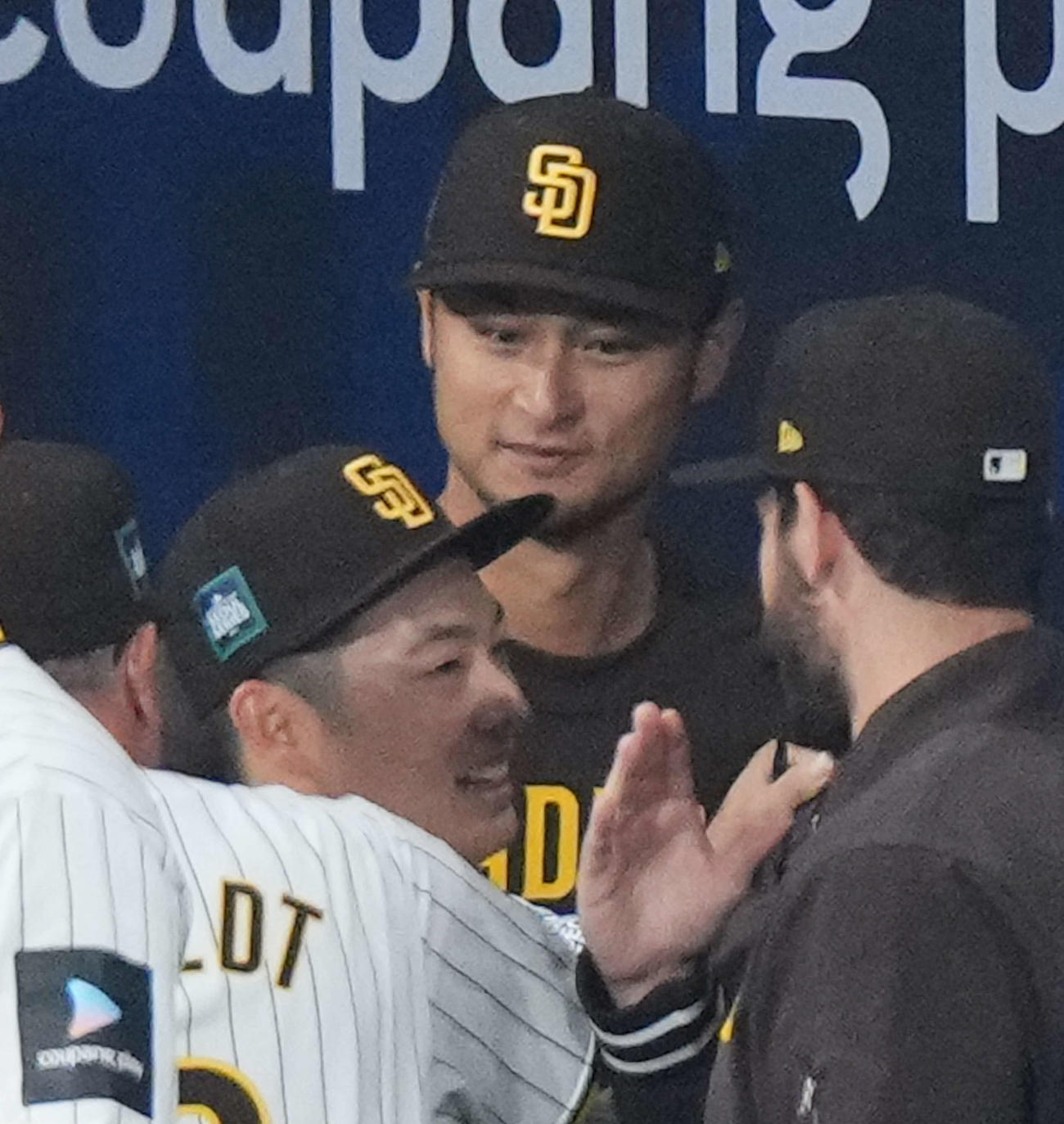 パドレス対ドジャース　6回途中、パドレス4番手で登板し無失点の松井（左）はダルビッシュらチームメートに迎えられる（撮影・菅敏）
