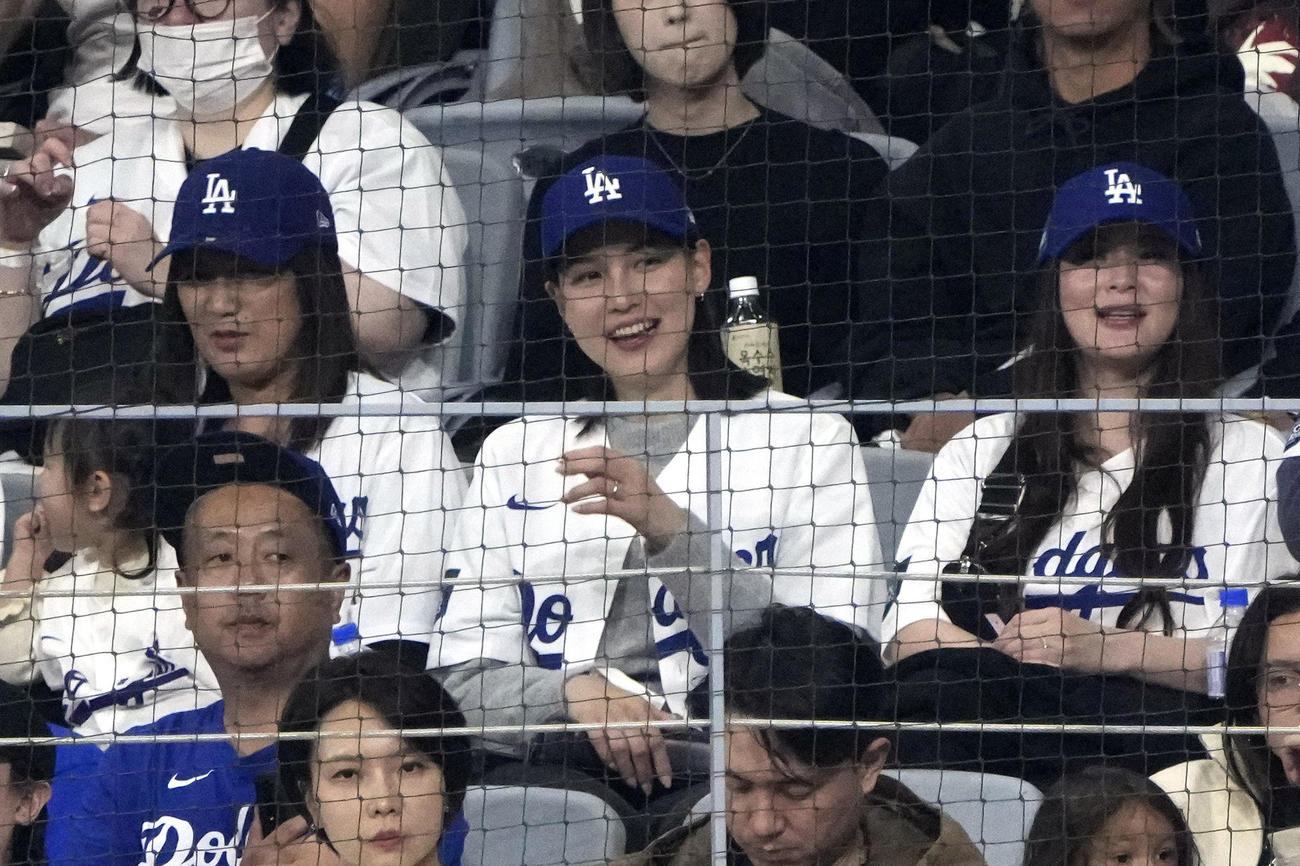 パドレス対ドジャース　夫・大谷翔平の試合を観戦する妻の真美子さん（AP）