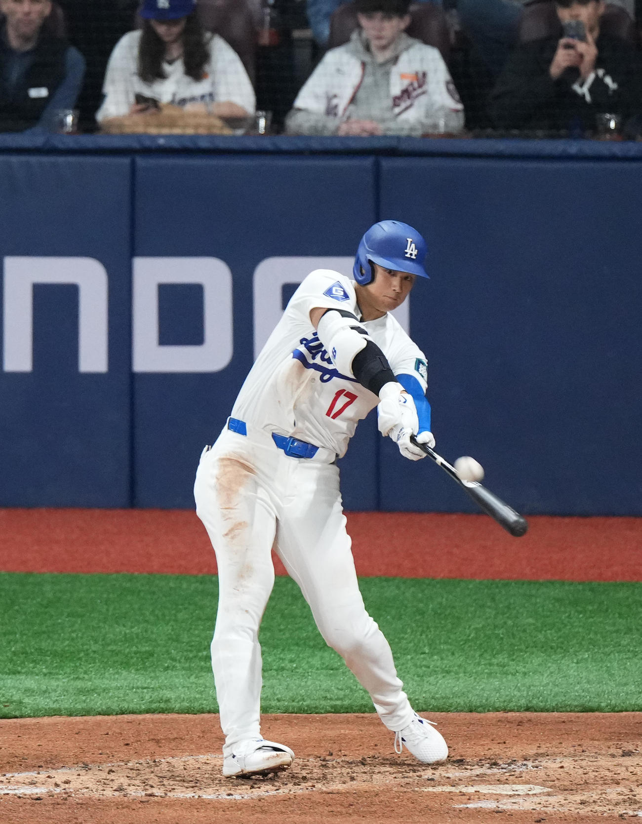 ドジャース対パドレス　2回裏ドジャース1死二、三塁、大谷は右犠飛を放つ（撮影・菅敏）