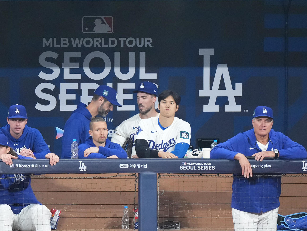 ドジャース対パドレス　3回、ベンチからグラウンドを見つめるドジャース大谷（中央）（撮影・菅敏）