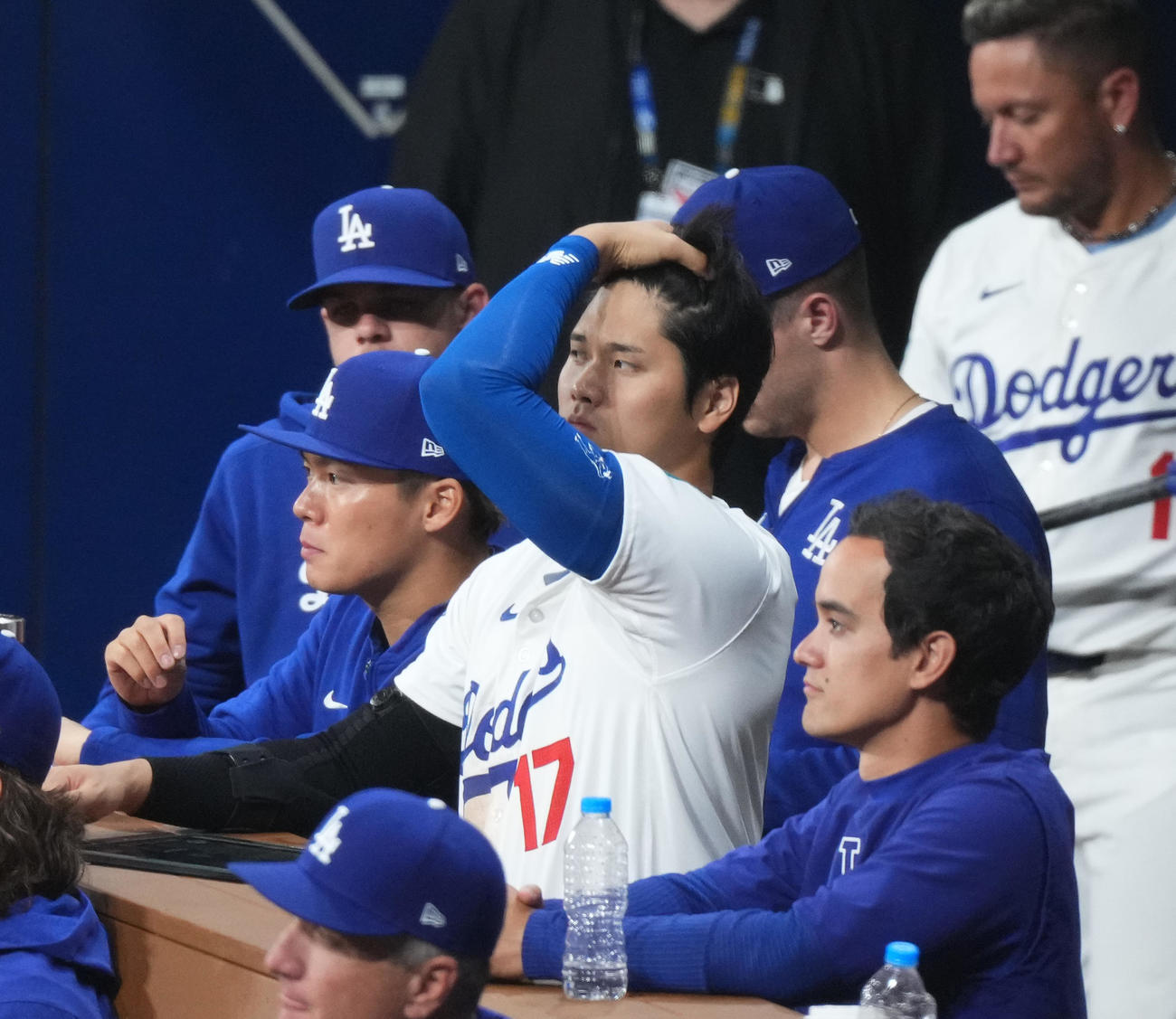 ドジャース対パドレス　5回表、ベンチで髪をかき上げる大谷（中央）。左は山本、手前はアイアトン通訳（撮影・菅敏）