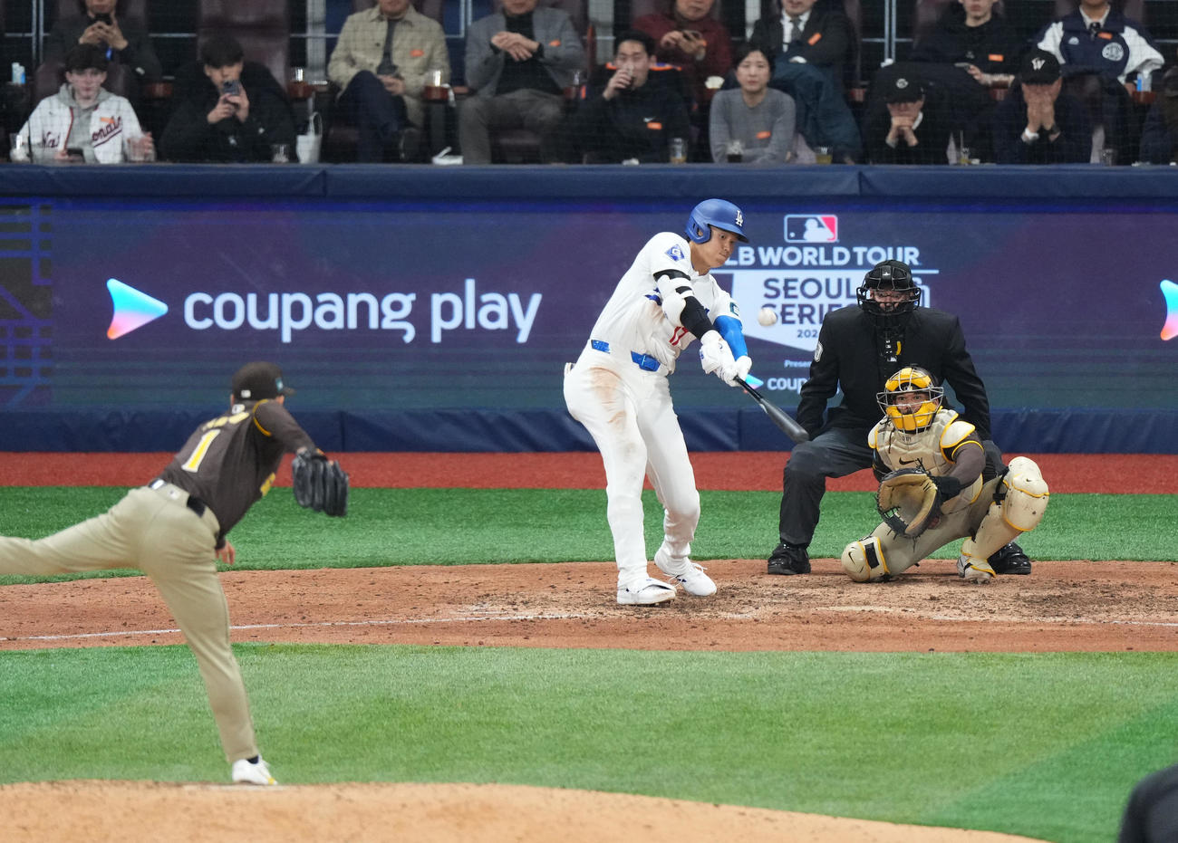 ドジャース対パドレス　7回裏ドジャース1死一塁、右飛に打ち取られる大谷。投手松井（撮影・菅敏）