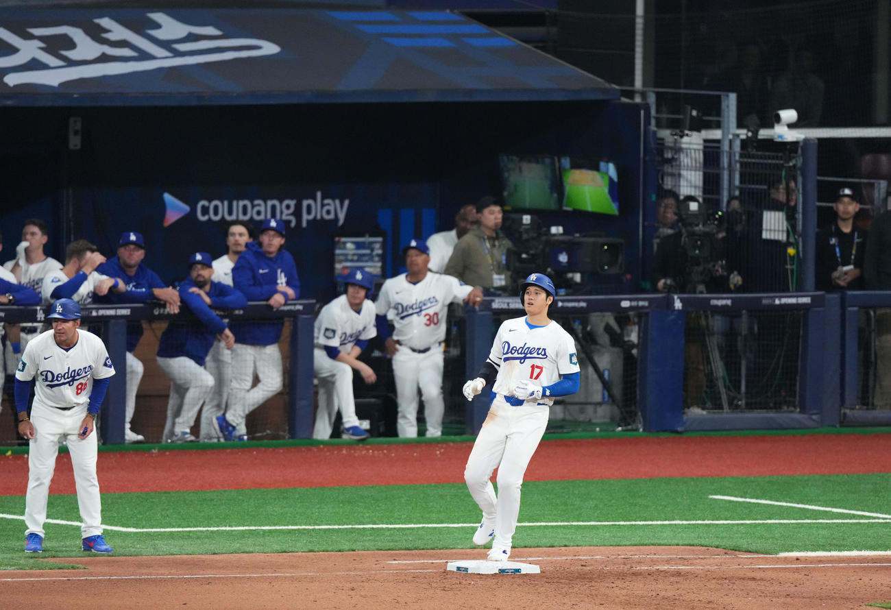 ドジャース対パドレス　7回裏ドジャース1死一塁、右飛に打ち取られる大谷（撮影・菅敏）