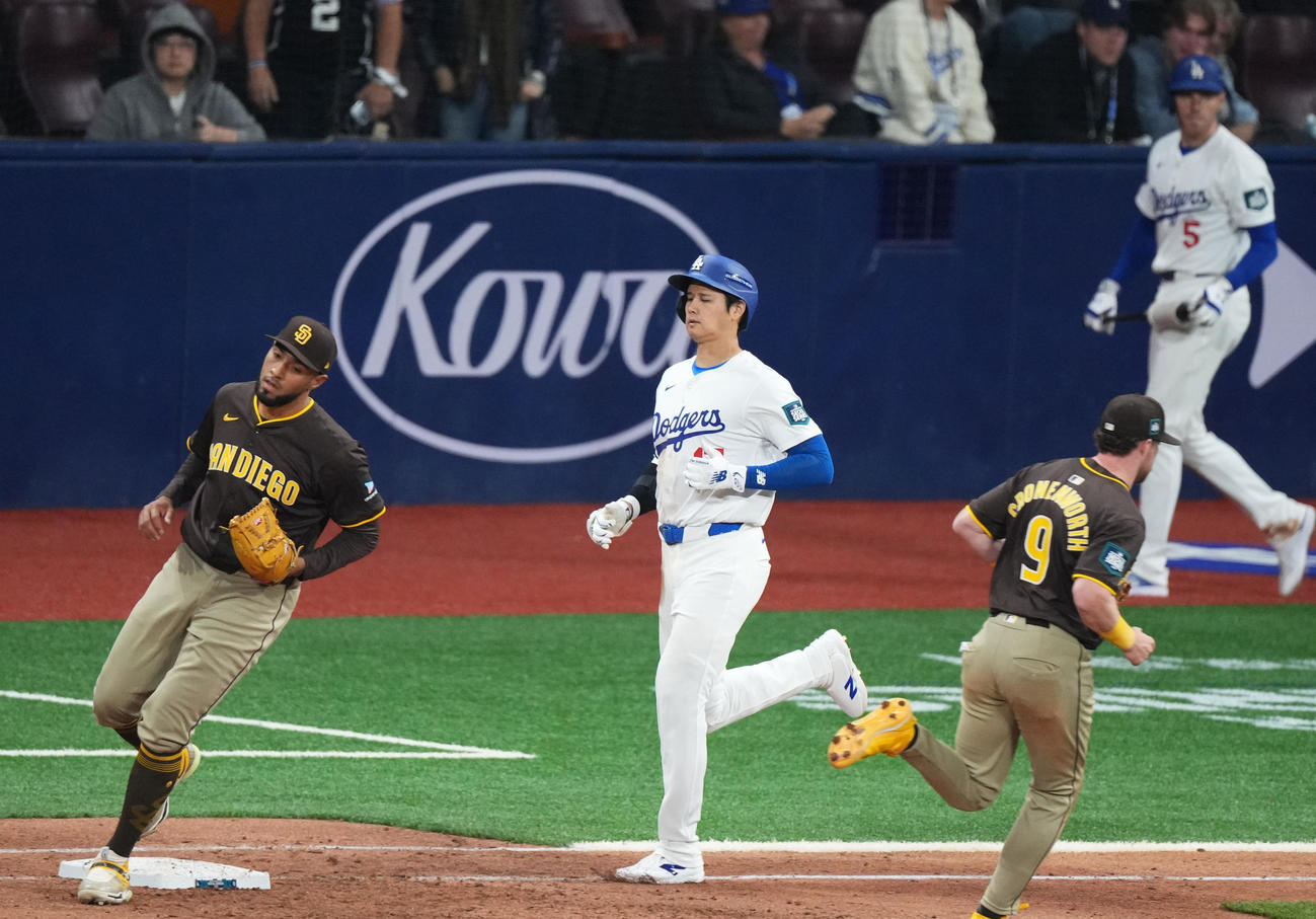 ドジャース対パドレス　8回裏ドジャース2死二塁、一ゴロに打ち取られる大谷（撮影・菅敏）