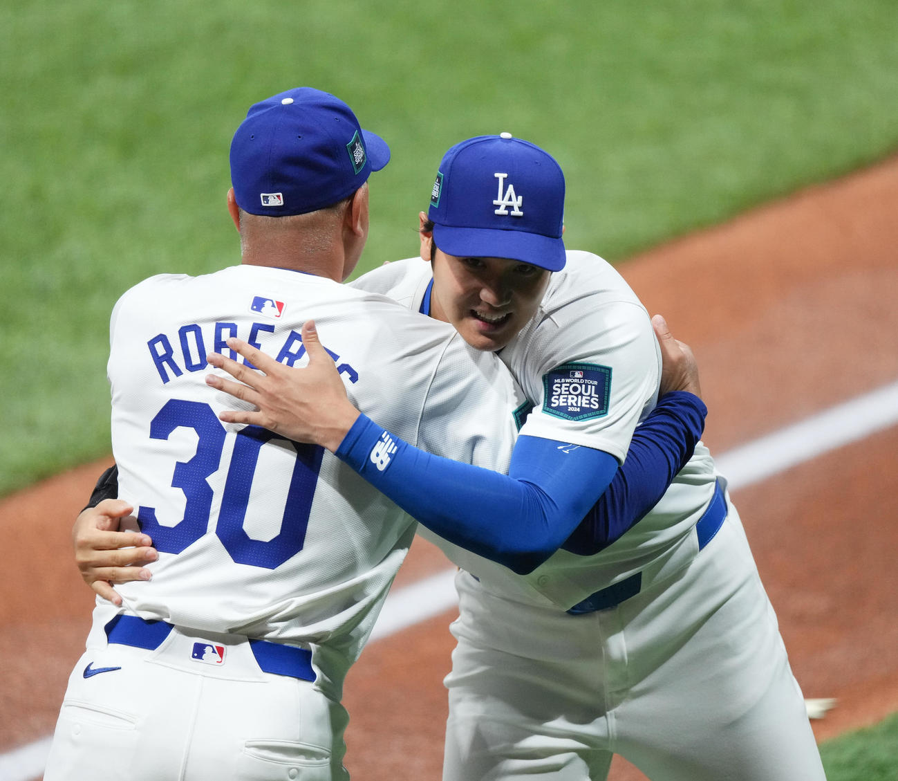 ドジャース対パドレス　セレモニーに登場しロバーツ監督（左）と抱き合うドジャース大谷（撮影・菅敏）
