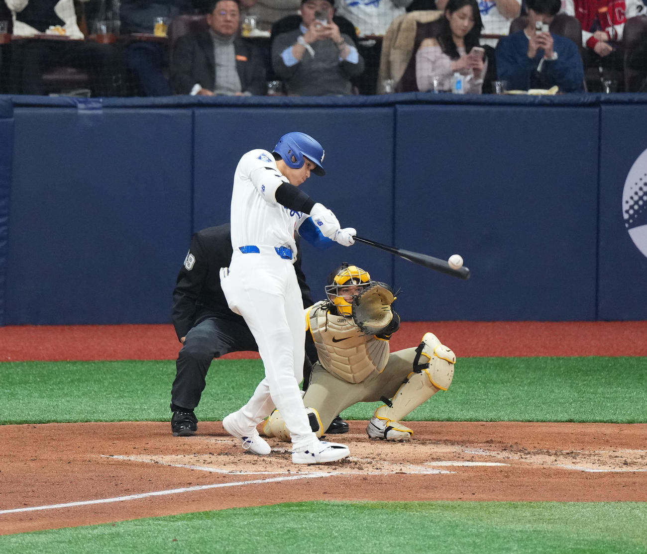 ドジャース対パドレス　1回裏ドジャース1死、右前打を放つ大谷（撮影・菅敏）