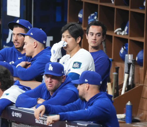ドジャース対パドレス 2回、打席に備えるドジャース大谷(中央)。後方右はアイアトン通訳(撮影・菅敏)
