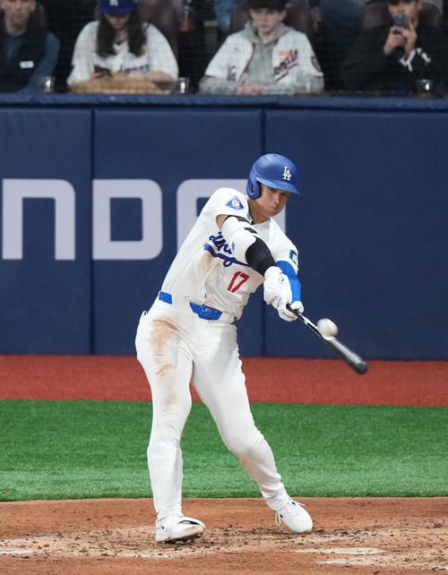 ドジャース対パドレス 2回裏ドジャース1死二、三塁、大谷は右犠飛を放つ(撮影・菅敏)