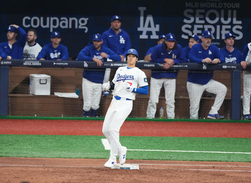 ドジャース対パドレス 2回裏ドジャース1死二、三塁、右犠飛を放った大谷(撮影・菅敏)
