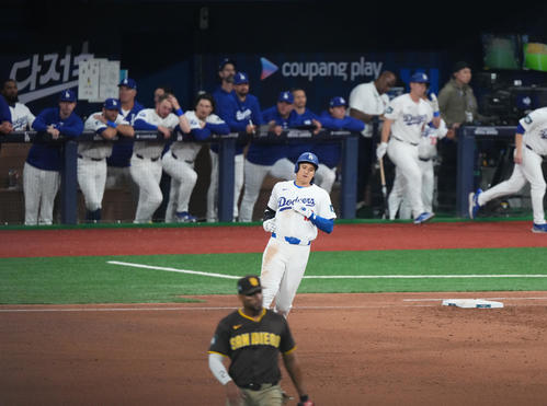 ドジャース対パドレス 5回裏ドジャース1死、右飛に打ち取られる大谷(撮影・菅敏)