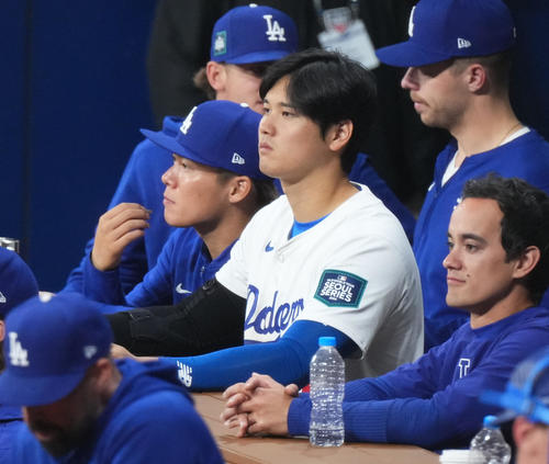 ドジャース対パドレス 5回表、ベンチで戦況を見つめる大谷(中央)と山本(左)。手前はアイアトン通訳(撮影・菅敏)