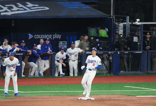 ドジャース対パドレス 7回裏ドジャース1死一塁、右飛に打ち取られる大谷(撮影・菅敏)