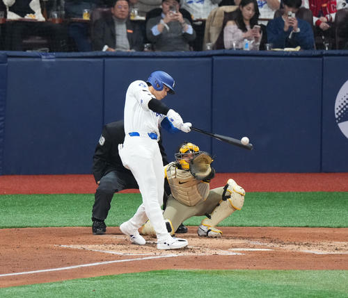 ドジャース対パドレス 1回裏ドジャース1死、右前打を放つ大谷(撮影・菅敏)