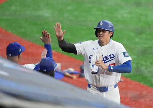 ドジャース対パドレス 1回、生還する大谷翔平