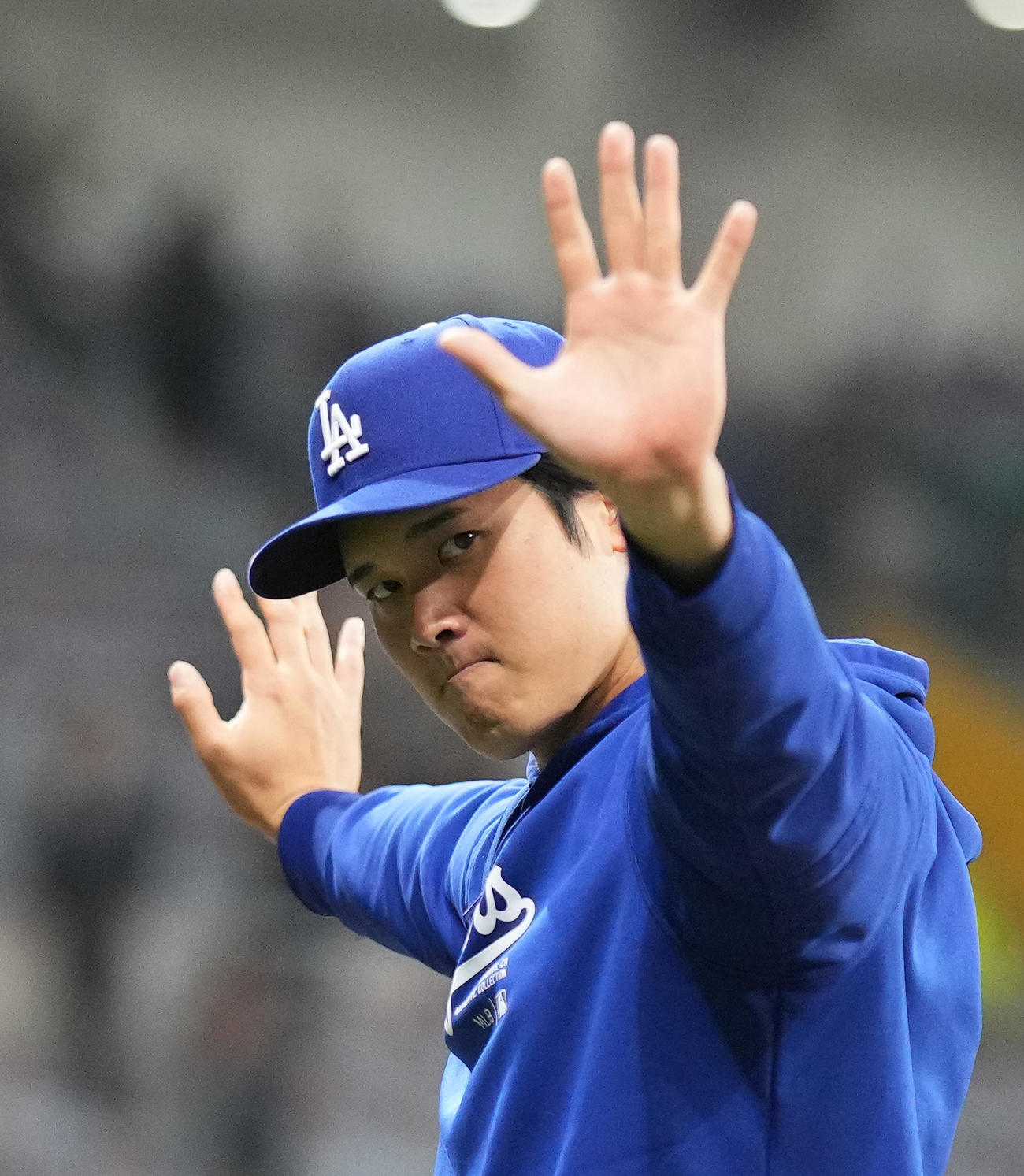 パドレス対ドジャース　試合前、アップをするドジャース大谷（撮影・菅敏）