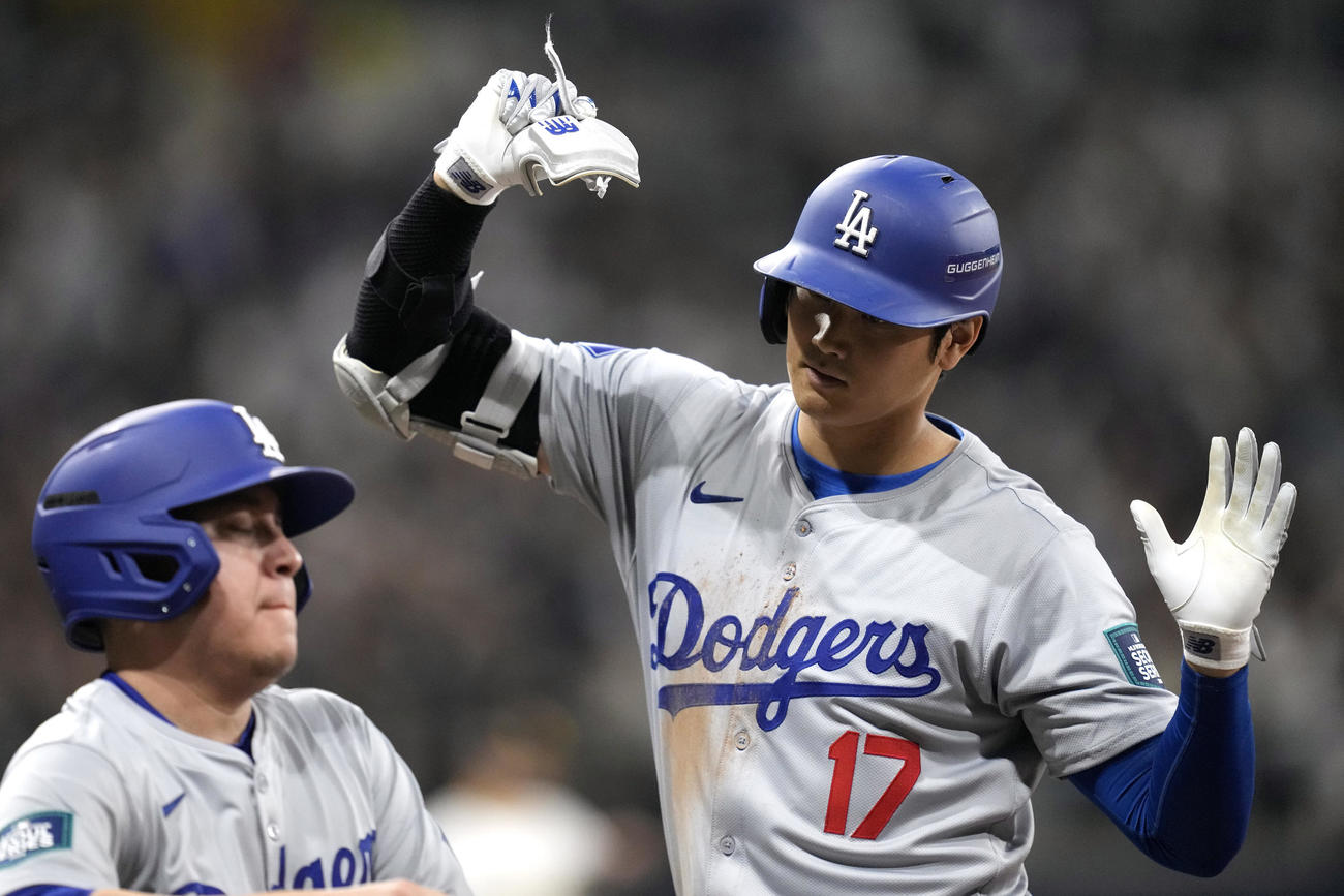 ヒットを打った後フュージョンポーズをとるドジャース大谷翔平（AP）
