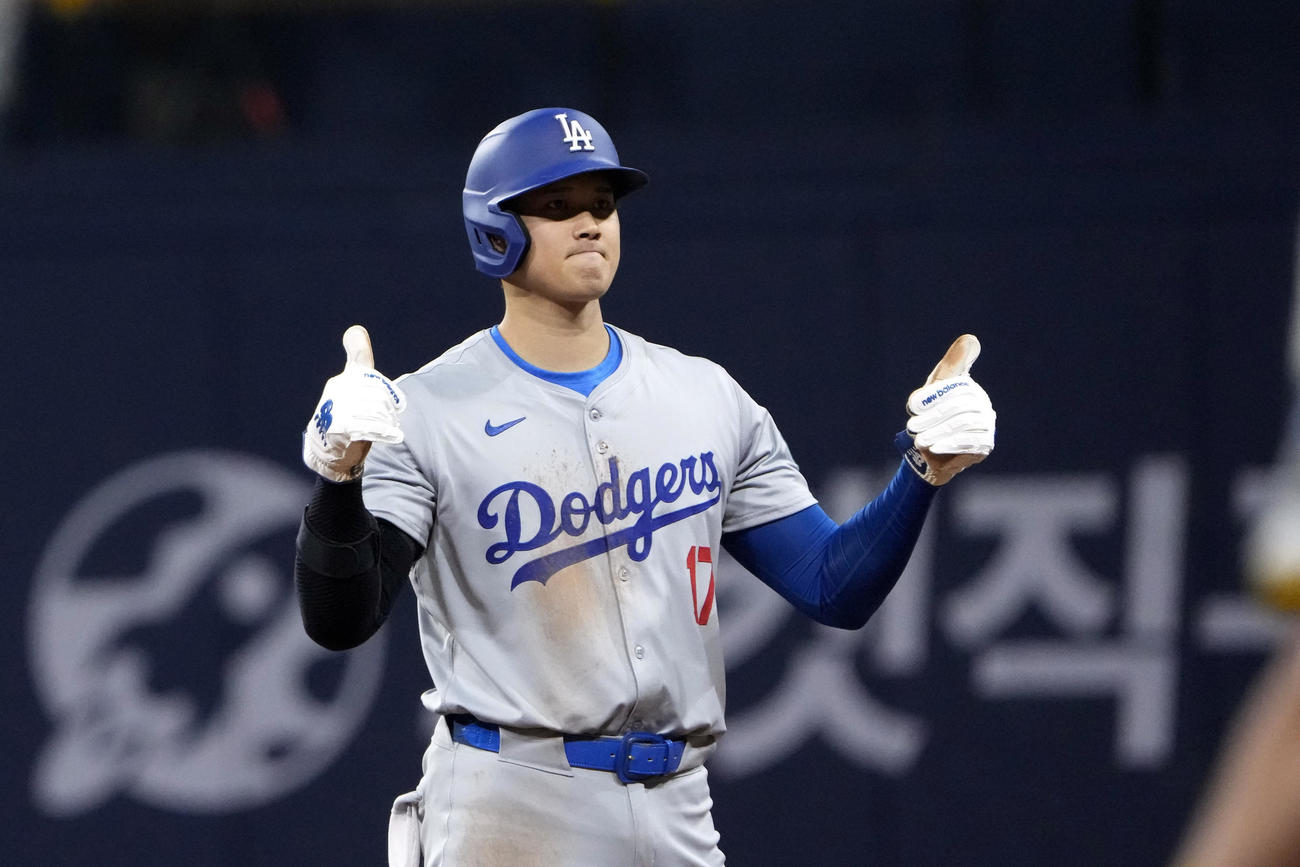 ヒットを打った後ポーズをとるドジャース大谷翔平（AP）