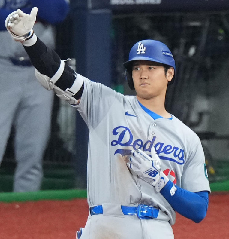 パドレス対ドジャース　3回表ドジャース2死、右前打を放った大谷はポーズを決める（撮影・菅敏）