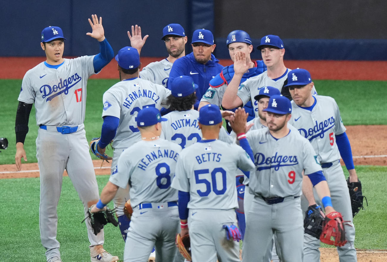 パドレス対ドジャース　開幕戦に勝利しチームメートを迎える大谷（撮影・菅敏）